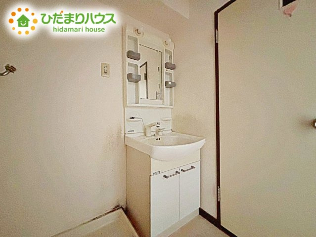 シンプルなデザインで明るく、使いやすい洗面所は、収納もございます！清潔感もあり毎日の準備が気持ちよくできる空間になります。