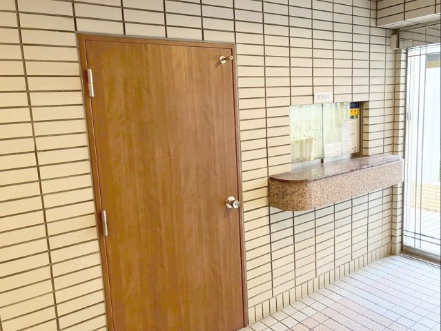 エントランスには管理員室があります！