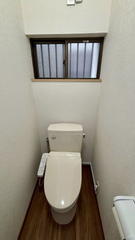 自然光と換気がうれしい、窓付きトイレ