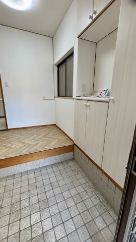 玄関は収納スペースもしっかり確保　いつもきれいな玄関を保つことができます