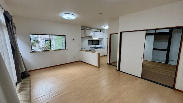 家族が自然と集まる、明るく開放的なリビング空間