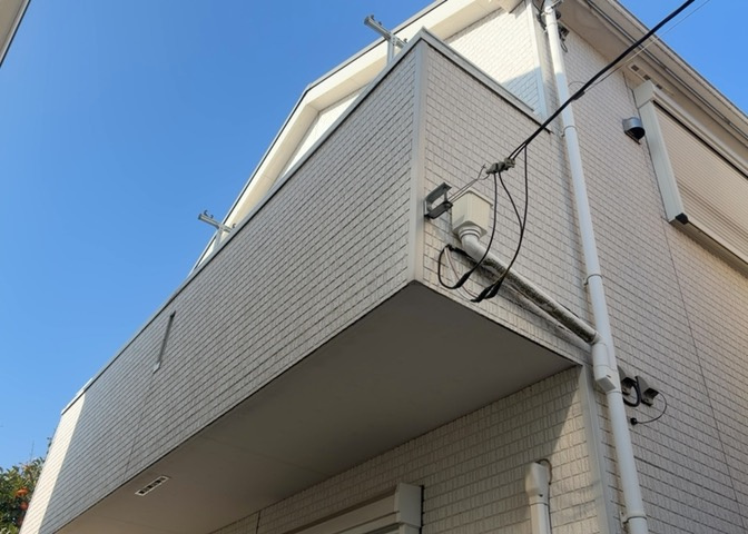 バルコニーは、室外の専用スペースのうち、「屋根がなく開放された空間」であるものを指します。ベランダより広いタイプのものが多く、日当たりもよいため家庭菜園などを楽しみたい人にとって適した環境となります。