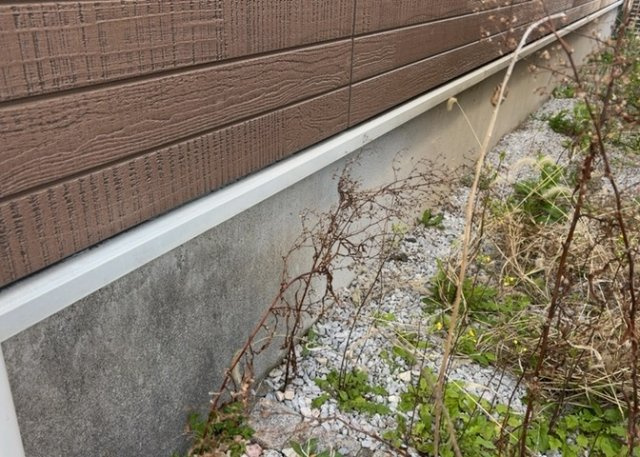 建物の基礎工事の方法は、主流となっているベタ基礎（防湿基礎）と布基礎の2種類に分類され、床下の通気性や耐久性などに違いがあります。建物の基礎部分の構造や付帯設備など詳細については現地でご確認ください。