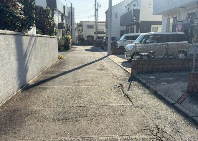南側道路の場合は長い時間光を入れ込むことができるため、庭やリビングを道路側に持ってくることが多く土地価格も高い傾向にあります。一方北側道路だとリビングや庭が南側になりプライバシーを守ることができます。
