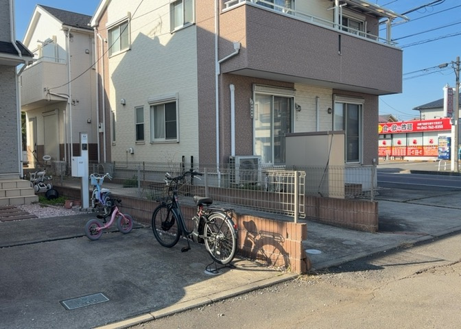 東側道路の場合は居室を南向きに設計しやすいため、朝日が入りやすいというメリットがあります。一方、西側道路も東側同様に居室を南向きに設計しやすいのですが、住宅地だと朝日が入りにくいという弱点があります。