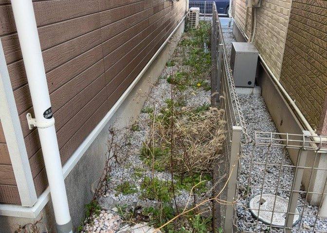 庭のある家に住むことのメリットとして、子どもたちの遊び場を確保できること、ガーデニングや家庭菜園を楽しめること、明るさを確保できることがあります。また、配置を工夫することでプライバシーが確保できます。