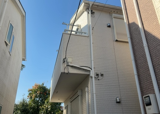 バルコニーは、建物内から室外へ楽に出入りできる便利なスペースです。また、バルコニーには手すりを付けることが義務付けられており、手すりの高さは110cm以上で施工することが建築基準法で定められています。