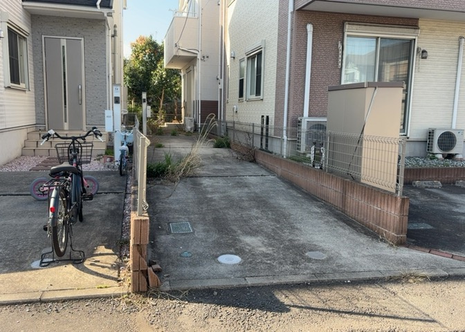 住宅用の土地では前面道路に2m以上接していなければならないと法律で定められています。しかし、お持ちの車のサイズやライフスタイルなどにより、2mでは利便が悪い場合もございますので、事前に確認しましょう。