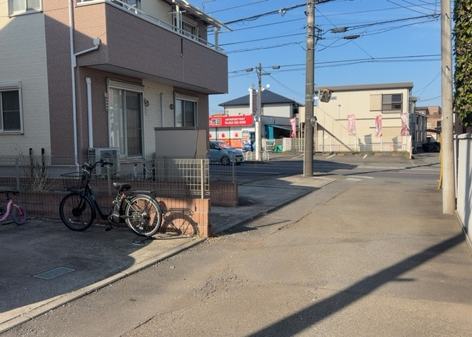 道幅が広い場所は日当たりや風通が良好です。幅が広いのですれ違いも可能ですし大きな車でも駐車可能！一方で、大型車が通ることも多くなるため交通量の増加により騒音に繋がります。また土地の値段が高くなります。