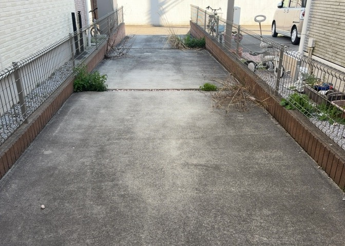 駐車場と明記されていても、最小スペースでつくられた駐車場だと大型車は駐車できなかったり、出入りしにくくなったりする可能性があります。お車のサイズと購入したい物件の駐車場のサイズを現地で確認しましょう。