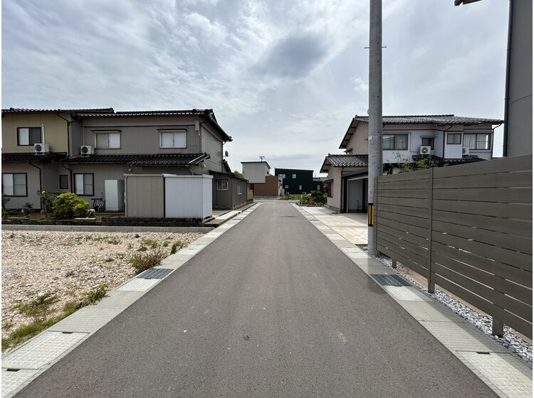 西側　前面道路