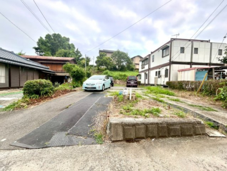 駐車場と明記されていても、最小スペースでつくられた駐車場だと大型車は駐車できなかったり、出入りしにくくなったりする可能性があります。お車のサイズと購入したい物件の駐車場のサイズを現地で確認しましょう。