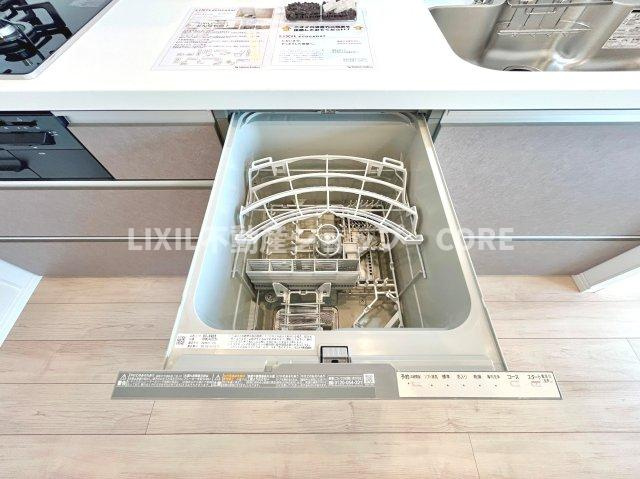 食器洗乾燥機付きで家族の食器もピカピカ。忙しい奥様には欠かせないアイテムのひとつ！！