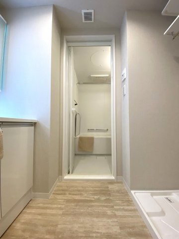 脱衣所　ゆとりある脱衣スペース。新規交換された洗面化粧台と合わせて、使い勝手の良い動線が確保されています。脱衣や身支度もストレスなくスムーズに行えます。