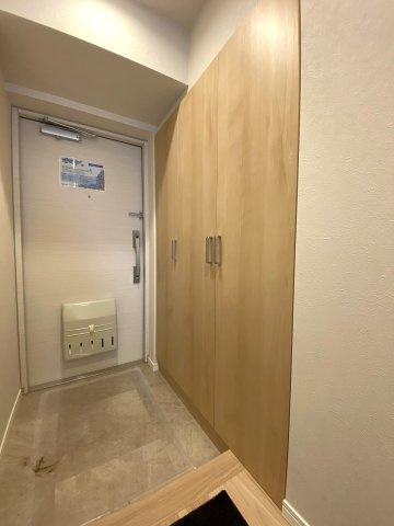 玄関　住まいの顔となる玄関エリア。明るく清潔感のある内装で、訪れる人を心地よく迎えます。シューズボックス完備で、家族全員の靴をすっきり収められます。