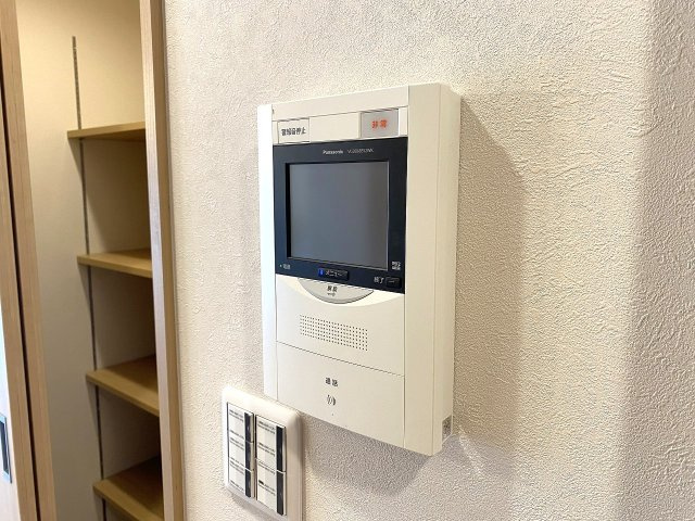 TVモニター付きインターフォン　安心の「TVモニター付きインターホン」完備。室内から来訪者の顔を確認できるため防犯性に優れ、お子さまのお留守番や一人でのお留守の際も心強い設備です。