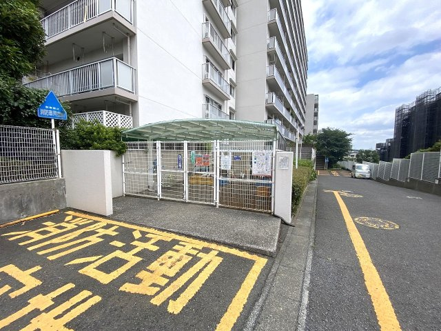 ゴミ捨て場　居住者専用の「敷地内ゴミ置場」完備。曜日ごとのルールに合わせて収集場所にスムーズに出せるため、悪天候の日や忙しい朝のゴミ出しもラクラク行えます。