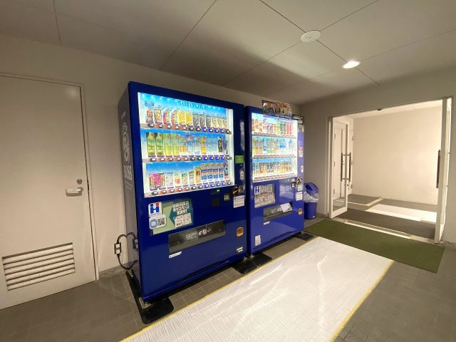 自動販売機　マンション敷地内・共用部に自動販売機を設置。わざわざ外のコンビニまで行かなくても、敷地内でいつでも手軽にお好みのドリンクを購入できて大変便利です。