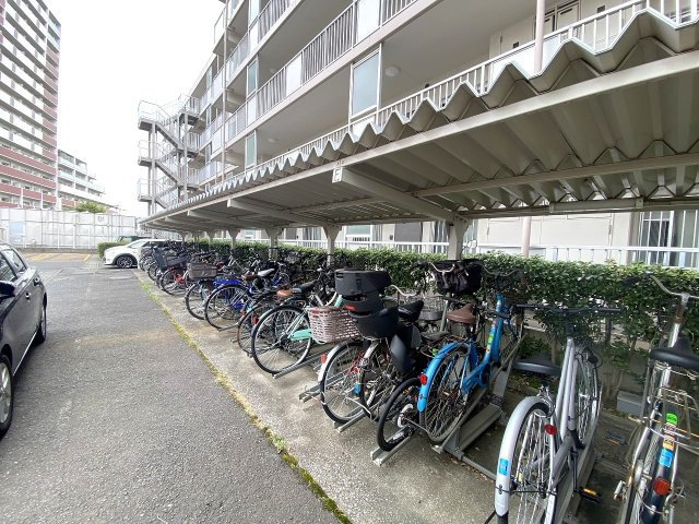 駐輪場　敷地内には駐輪場も完備されています。駅や近隣のスーパー、公園などへのお出かけや通勤・通学、お子さまの通学用自転車の置き場として重宝します。