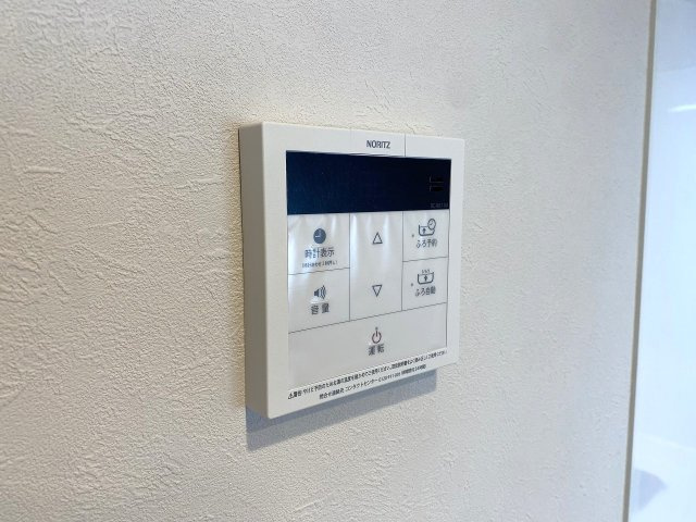 追い焚き機能　ボタン一つでお湯はり・保温・追い焚きが可能な自動お風呂機能を備えています。帰宅時間が異なるご家族でも、いつでも温かいお湯で快適に入浴していただけます。