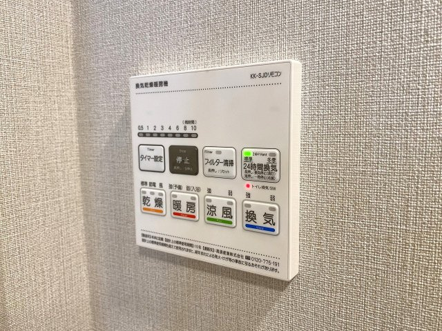浴室乾燥機　雨の日や花粉の季節のお洗濯に重宝する「浴室換気乾燥機」を設置。湿気を抑えてカビ予防にも役立つため、浴室をいつも清潔で快適な状態に保てます。