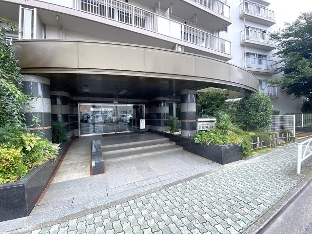 エントランス外　清潔感のあるエントランスまわり。総戸数200戸の大型マンションならではの手入れが行き届いた管理体制が魅力で、毎日の帰宅時にも安心感を与えてくれます。