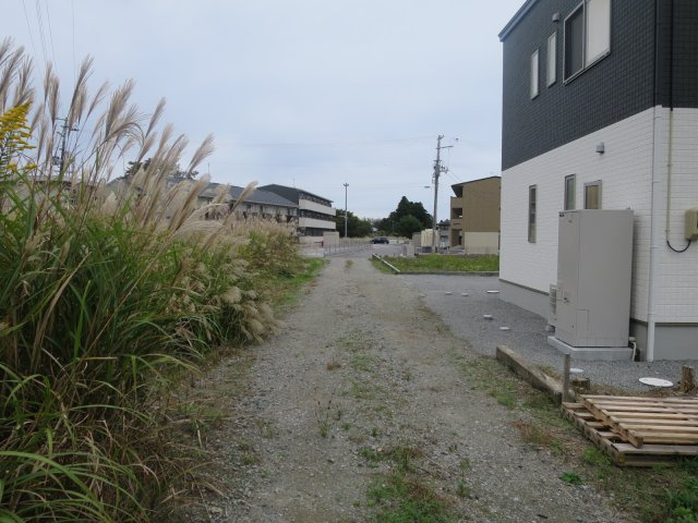 接道部分を敷地側から撮影しています。4ｍ幅の町道です。最近新しいお家が建ちました。