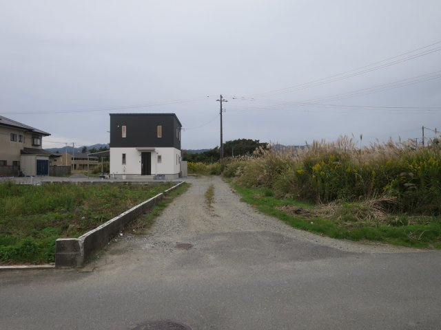敷地に続く道路を入り口側から撮影した写真です。この道路に水道管と下水管も配管されて敷地に接続されています。