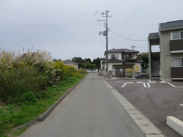 砂利道部分につながる町道です。この道路を進むと大きな町道（幹線道路）に出ます。
