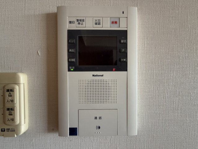 訪問者が来たときにテレビ画面で確認できるため、安心してドアを開けられます。録画機能があるものもあり、留守中に来訪者を記録しておくことができます。利便性が高く、セキュリティ面でも安心です。