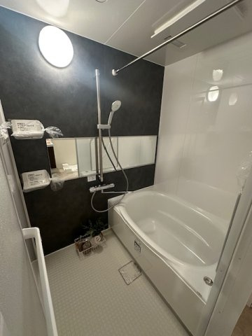 シックなカラーを取り入れた、優しく落ち着いた雰囲気のバスルーム！ゆっくりとお湯に浸かって一日の疲れを癒してください。