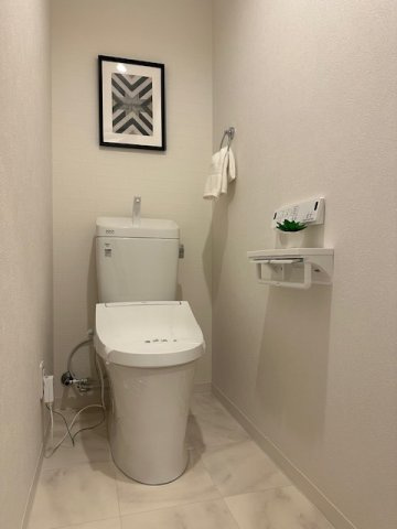 温水洗浄便座付のトイレで、冬の寒い時期でも快適！汚れた時にはサッと拭けて衛生的です。
