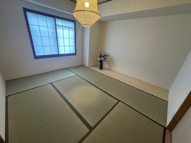 寛ぎの空間としても、来客用としても使いやすい約6帖の和室！柔らかな畳と障子からの優しい光でホッと落ち着く空間です。