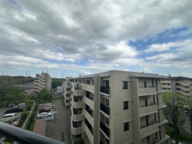 近隣に大きな建物が無いので開放的！美しい青空や四季の移ろいを部屋から楽しめます。