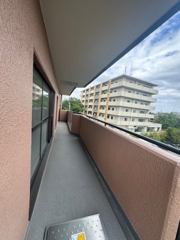 爽やかな朝日が差し込む、東向きバルコニー！三面バルコニー付きですので、たっぷりの洗濯物やお布団を干すことができます。