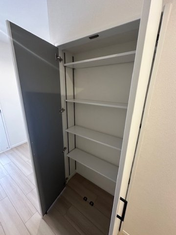 玄関ホールにも可動棚付きで使いやすい収納スペース有り！　用途によって使い分けしていただけます。