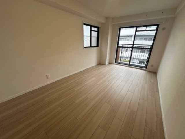 約7.6帖の洋室！全居室に窓が配された開放的な住まい。家具やレイアウトにこだわって、自分だけの快適空間に！