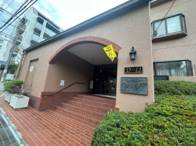 清潔で管理の行き届いたエントランス！陽当り・周辺環境も合わせて、ぜひ現地をご覧ください。