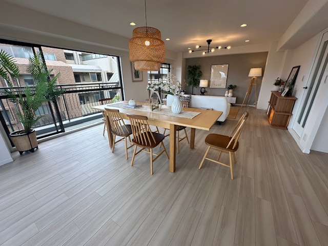 LDKは約28.3帖の大空間！ご家族が寛ぎの時間をゆったりと過ごせます。※家具・照明・小物等は販売価格に含まれません。