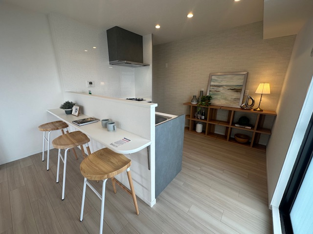 キッチンと一体となったカウンターが集いの空間に！カフェの一角のような可愛らしさがあり、お客さんを招きたくなりますね。