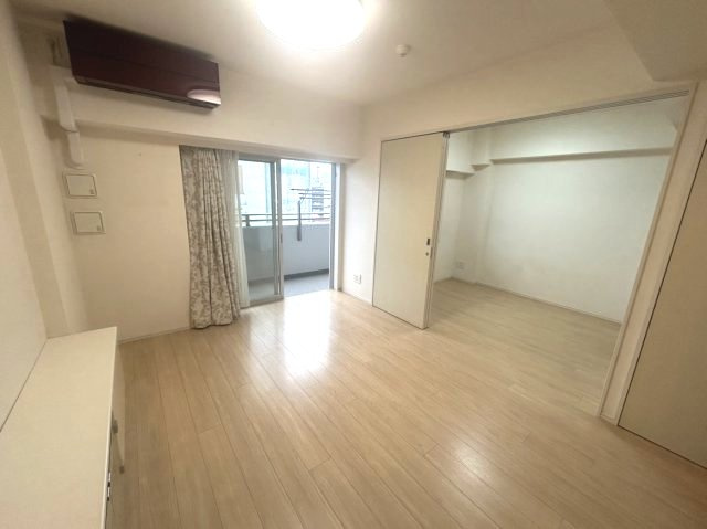 スライド式ドアで間取りを柔軟に変更可能。ライフスタイルに合わせて空間をフレキシブルに活用できます。