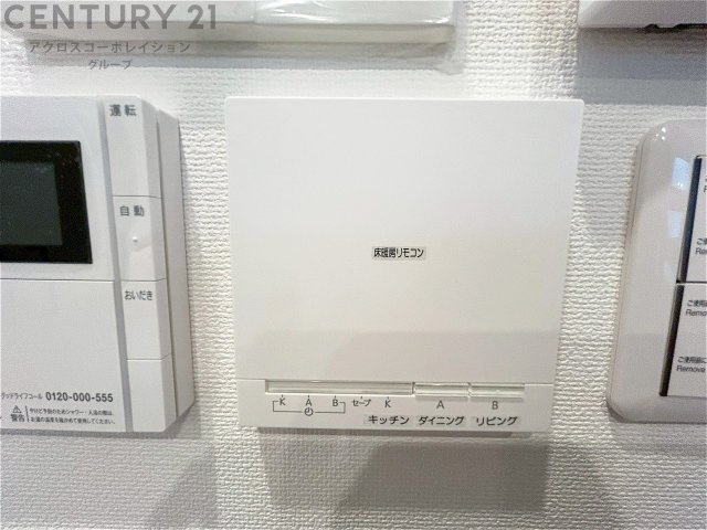 床暖房は、効率的な暖房システムであり、床からの温かさが快適な環境を提供します。床全体が均一に暖まり足元からの暖かさが感じられます。また空気の循環が少ないため、ホコリやアレルゲンの拡散を抑えます。　