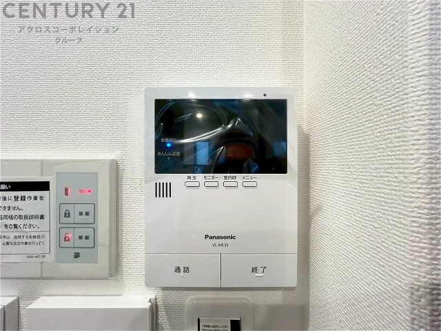 訪問者が来たときにテレビ画面で確認できるため、安心してドアを開けられます。録画機能があるものもあり、留守中に来訪者を記録しておくことができます。利便性が高く、セキュリティ面でも安心です。　