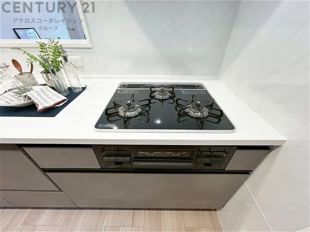 多数の調理器具を同時に使用でき、料理の効率化が可能。省エネで節約になり、様々な料理スタイルに適応できます。また、火力調整が独立しており、手入れや掃除もしやすく、今よりもっとお料理が楽しくなるかも。　