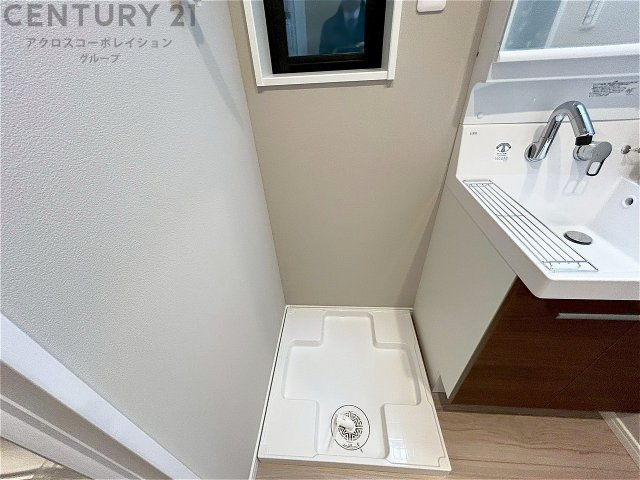 洗濯物の仕分け作業がしやすく、整理整頓が容易になります。洗濯音や湿気を他の部屋に持ち込まず、生活環境を快適に保ちます。上部を活用すれば収納スペースを確保でき洗剤や洗濯用品の整理もしやすくなります。　