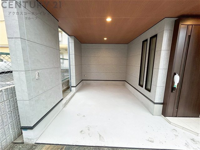 車庫付き　天井があり、雨風から愛車を守ってくれます。　