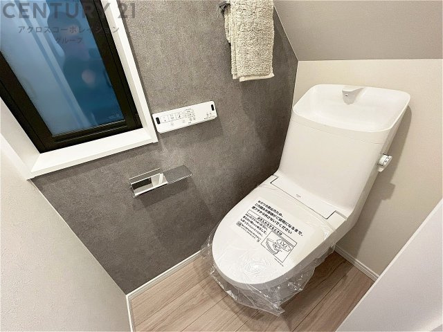 温水洗浄便座付トイレは温水洗浄機能により、暖かい水でおしりを洗浄することができ、冷たい水を使う従来の便座に比べ、温水洗浄機能で暖かいトイレを提供し、快適な使用を可能にします。　