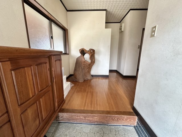 広々とした玄関が魅力の物件です。自然光がたっぷりと差し込む窓があり、家に入った瞬間から温かみを感じられます。大容量のシューズボックスを完備しており、家族全員の靴や外出時の小物もすっきりと収納可能です。