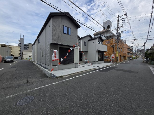 落ち着いた街並みに調和するモダンな外観。