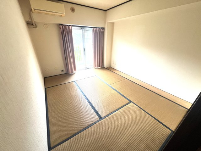 6帖の和室です。南東向きのお部屋になりますので、日当たりも良好です。　画像はイメージ図になり、現況は家具の設置がございます。